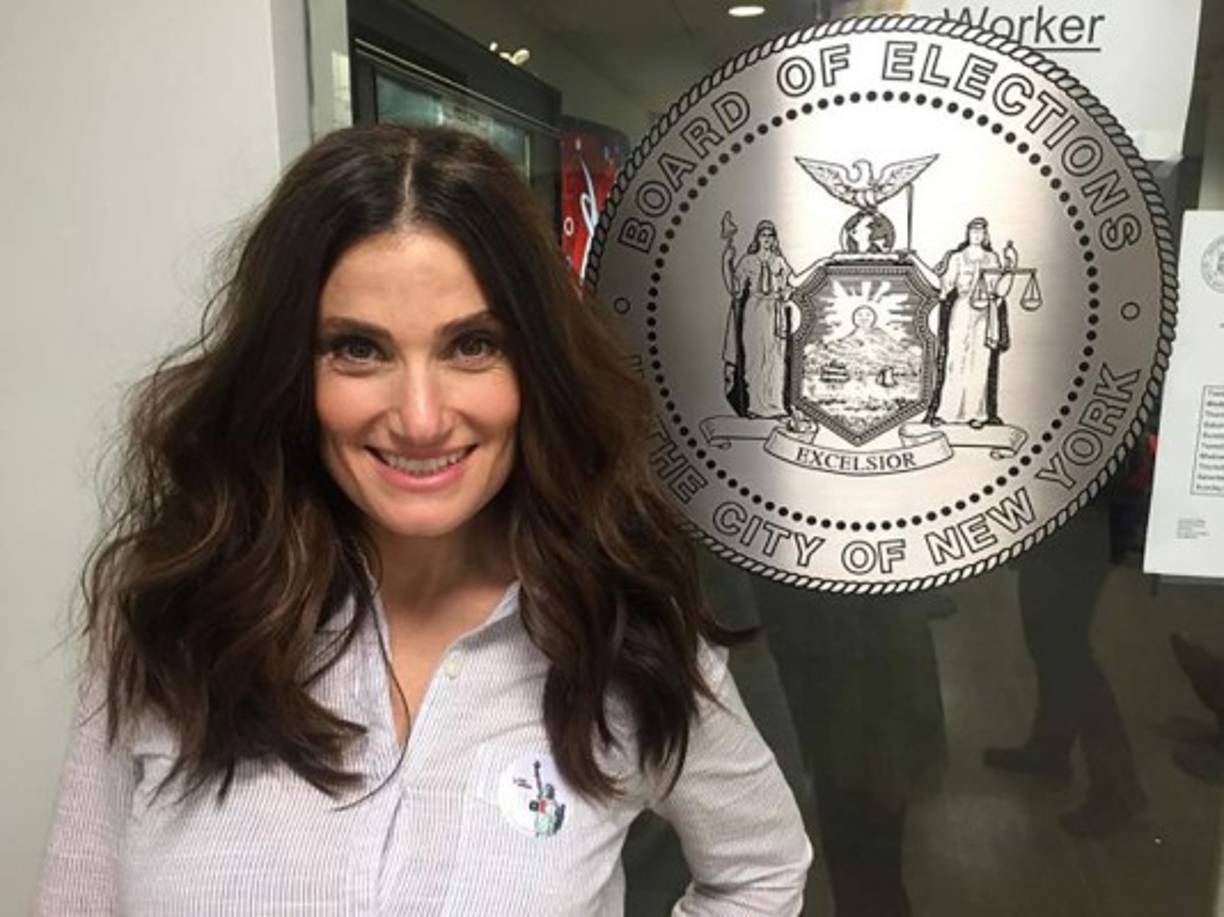 Idina Menzel, cantante de la exitosa canción de 'Frozen' 'Let It Go', con una sola foto ha querido hacer saber que ella ha votado, que lo ha hecho por Hillarty Clinton y ha animado a la participación.