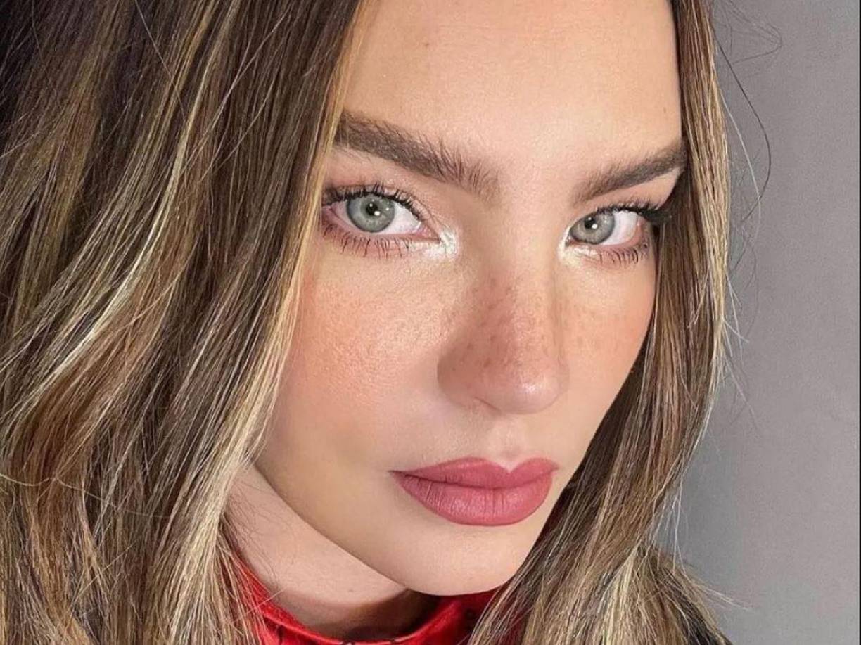 La cantante Belinda sigue dando de qué hablar. Recientemente causó revuelo por su “oración del sapito” y ahora impactó a todos sus seguidores con unas fotos donde se ve completamente “rapada”.