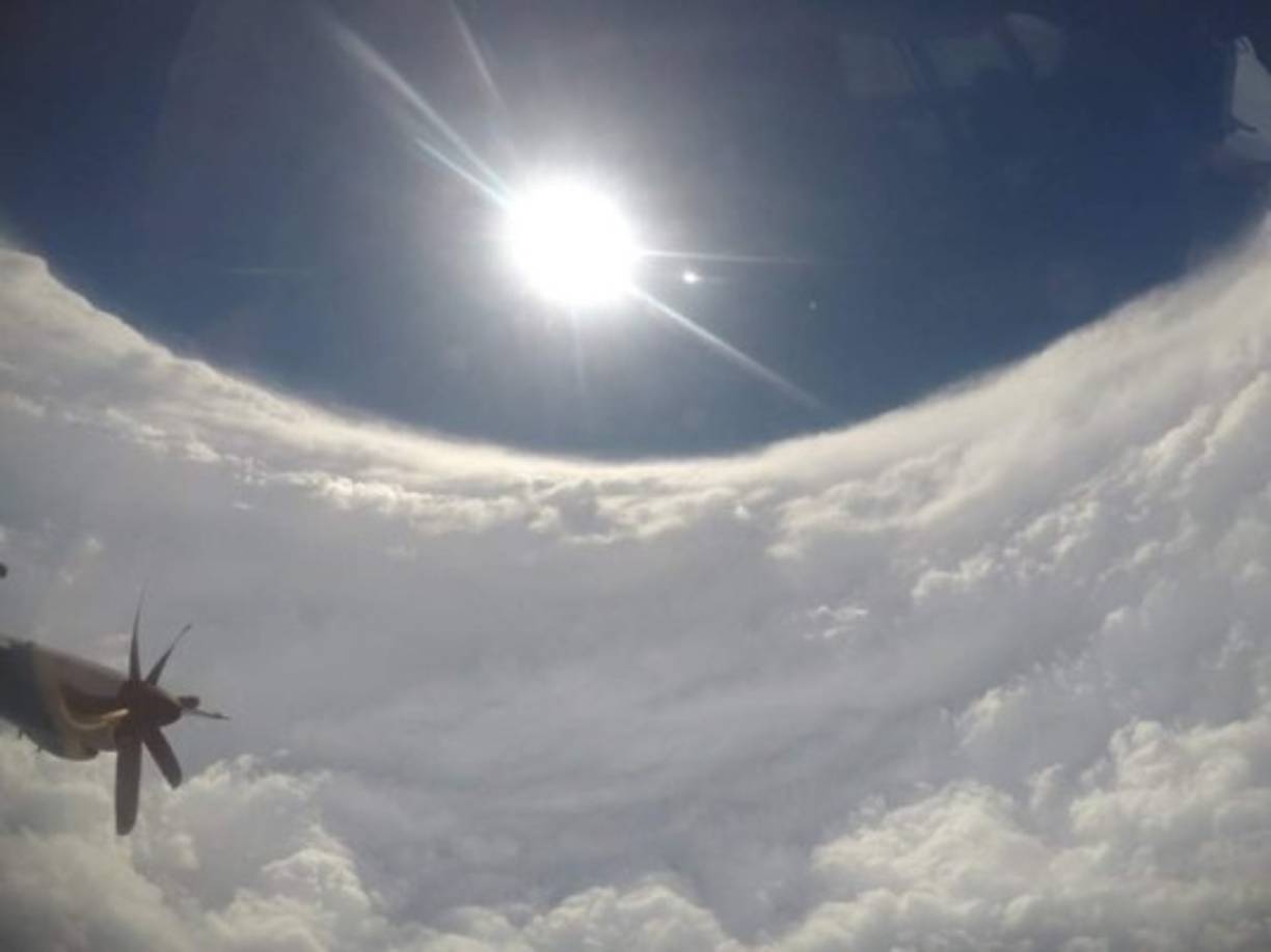 Fotografía tomada desde un avión 'cazahuracanes' ubicado en el ojo del huracán Dorian.