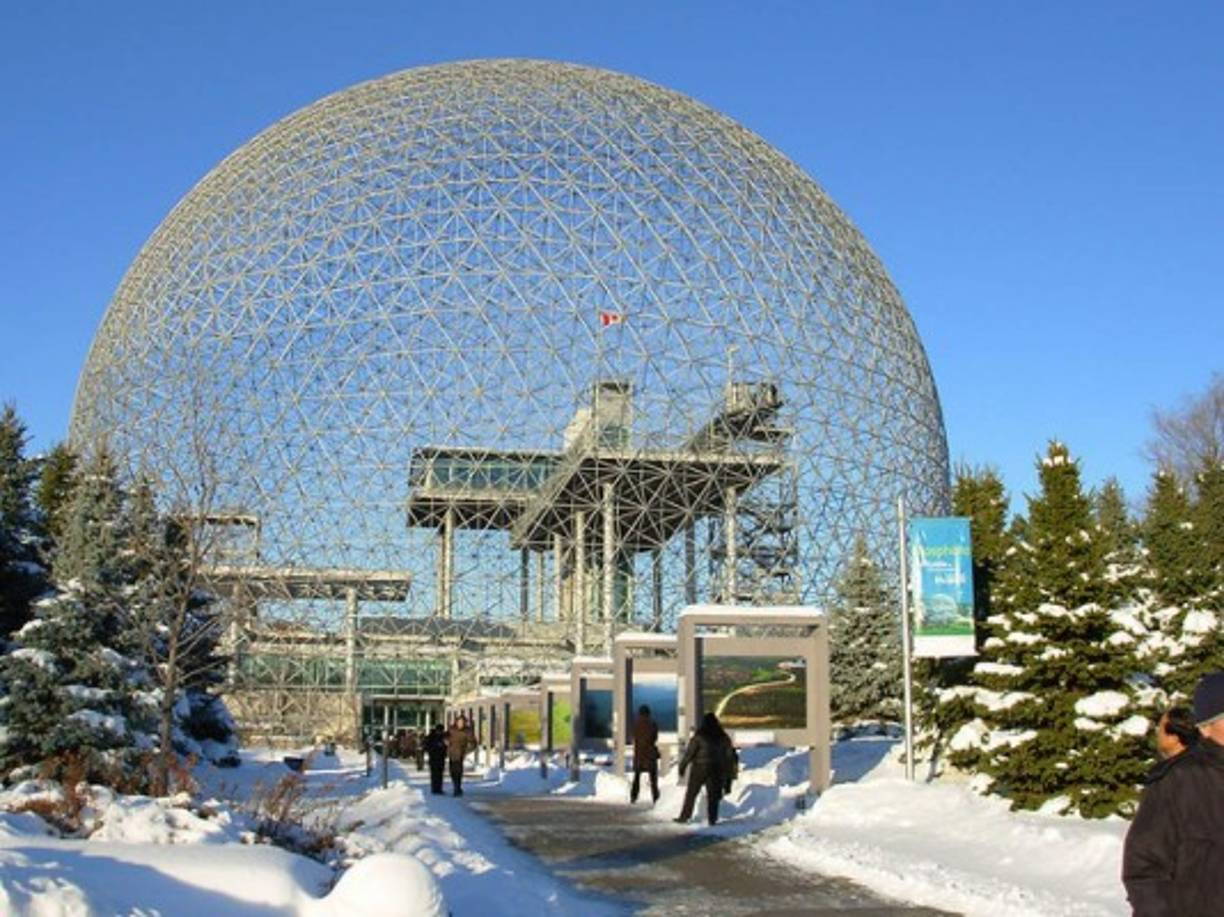La Biosfera de Montreal es un edificio dedicado al medio ambiente, diseñado por Richard Buckminster Fuller. Durante 1967 fue el pabellón de los Estados Unidos durante la Exposición Universal. En 1968 los Estados Unidos donó el pabellón a la ciudad de Montreal. En 1976, mientras el edificio era reestructurado,el fuego consumió la cubierta exterior. En 1990 el Ministerio de Medio Ambiente canadiense firmó un acuerdo millonario con la ciudad para convertir el sitio en un lugar dedicado a la ecología, observación y estudio del agua.<br/>Fuente y foto:cosasexclusivas.com<br/>