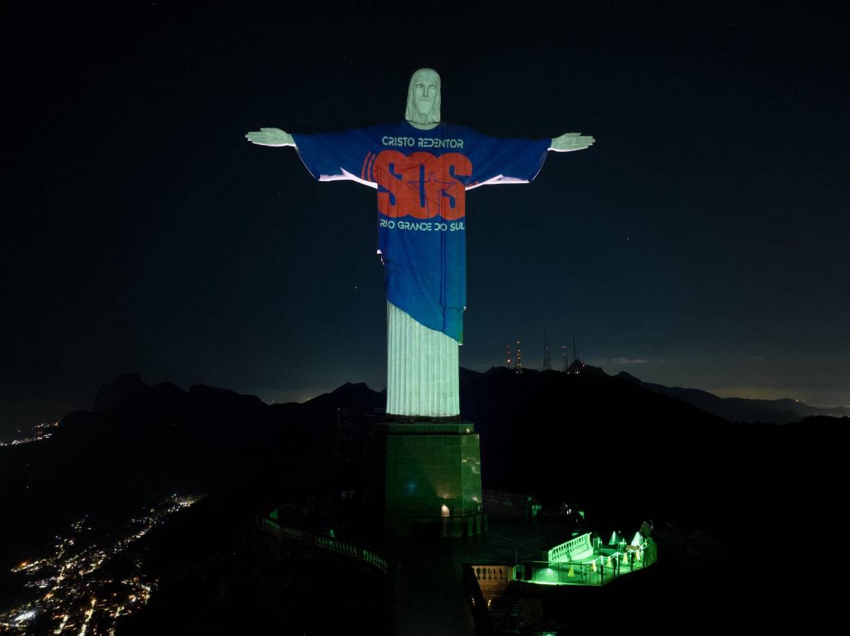 El monumento del Cristo Redentor fue iluminado con una señal de auxilio.