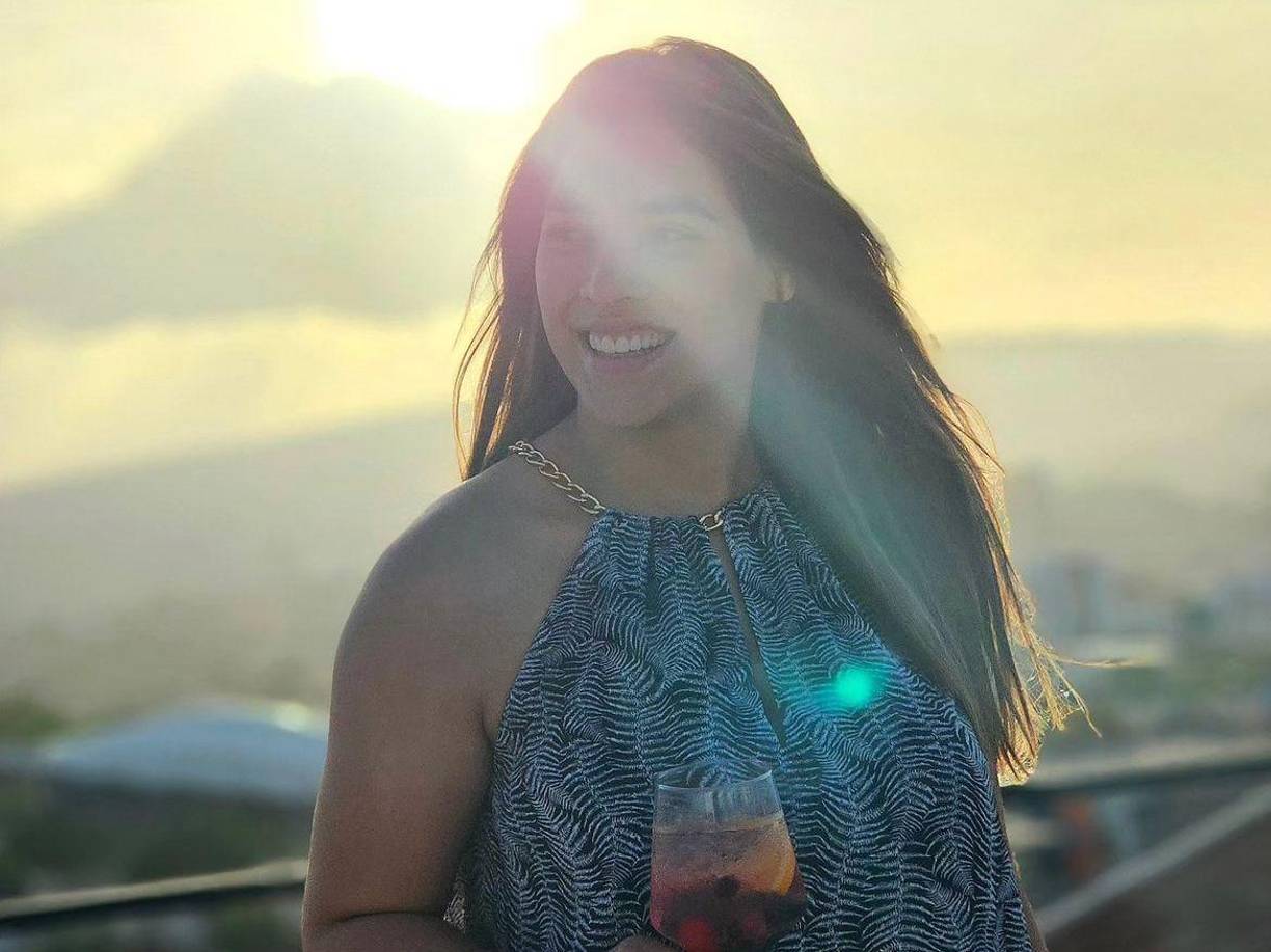 “Despido esta semana con este último atardecer”, añadió en la publicación la presentadora del canal Hable Como Habla (HCH). 