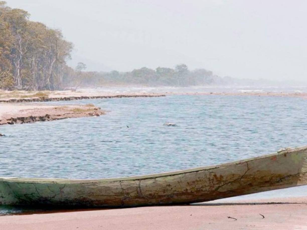 En La Mosquitia casi no hay carreteras y los viajeros deben utilizar cayucos o ir a pie.