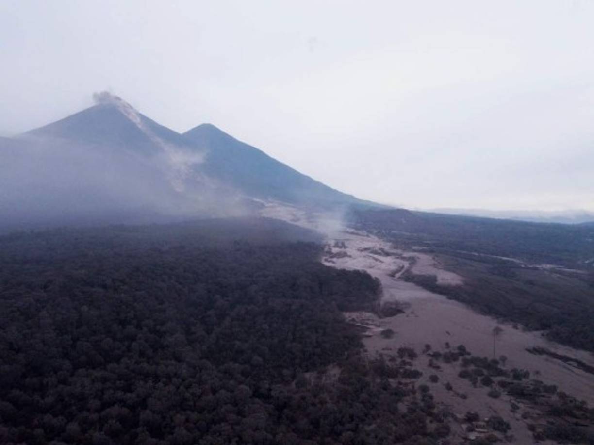 El panorama es desolador en el caserío San Miguel Los Lotes, Escuintla, el primero alcanzado por los socorristas y donde han encontrado la mayor parte de las víctimas.