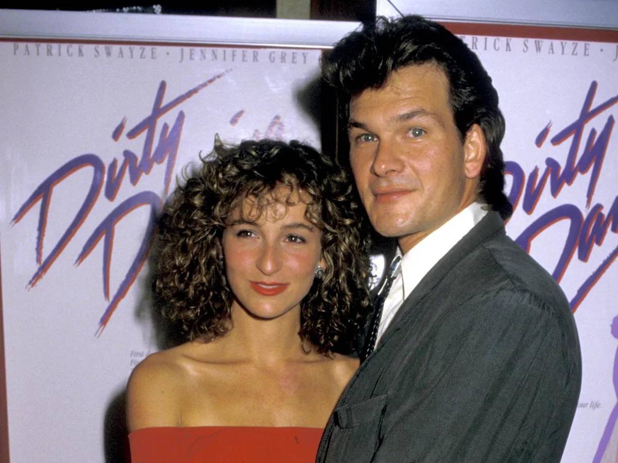 A más de tres décadas del estreno de Dirty Dancing, la icónica película que lanzó al estrellato a Patrick Swayze y Jennifer Grey, la saga dejó huella en el cine y la cultura pop. Las secuelas y proyectos derivados han intentado revivir la magia de la película original, con uno de ellos incluyendo un emotivo cameo del mismo Patrick Swayze, quien lamentablemente falleció en 2009. Aquí te contamos sobre las confesiones de Grey sobre los problemas que tuvo con Patrick y si participará en una secuela.