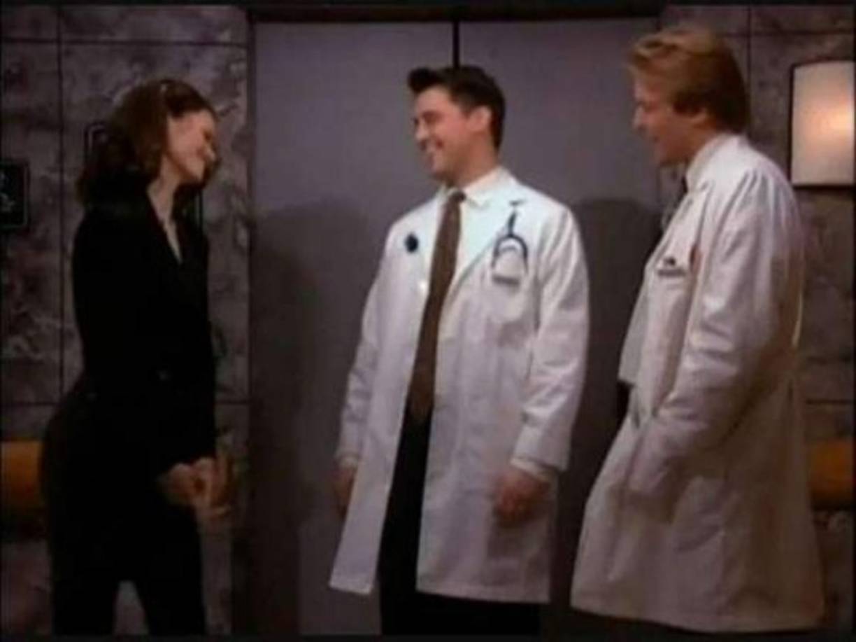 El padre de Jennifer Aniston es el actor John Aniston y este protagonizó en el pasado el drama 'Days Of Our Lives'. ¿Suena familiar? Pues, claro, es el título que protagonizó Joey Tribbiani en 'Friends'. Interpretaba al neurocirujano Drake Ramoray.