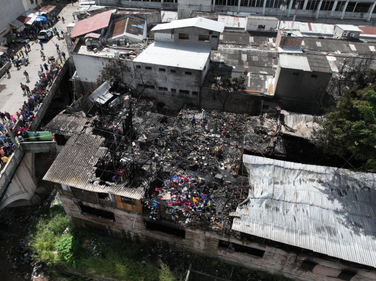 En la madrugada de este viernes 13 de diciembre, un incendio de grandes proporciones consumió más de 250 puestos del mercado Las Américas en Comayagüela, dejando a decenas de comerciantes en la ruina y provocando una estela de pérdidas millonarias.