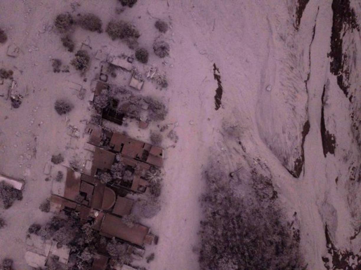 Los socorristas se movilizan buscando sobrevivientes entre las casas destruidas y plantaciones completamente calcinadas por la furia del volcán, de 3.763 metros de altura, situado a 35 km al suroeste de la capital.