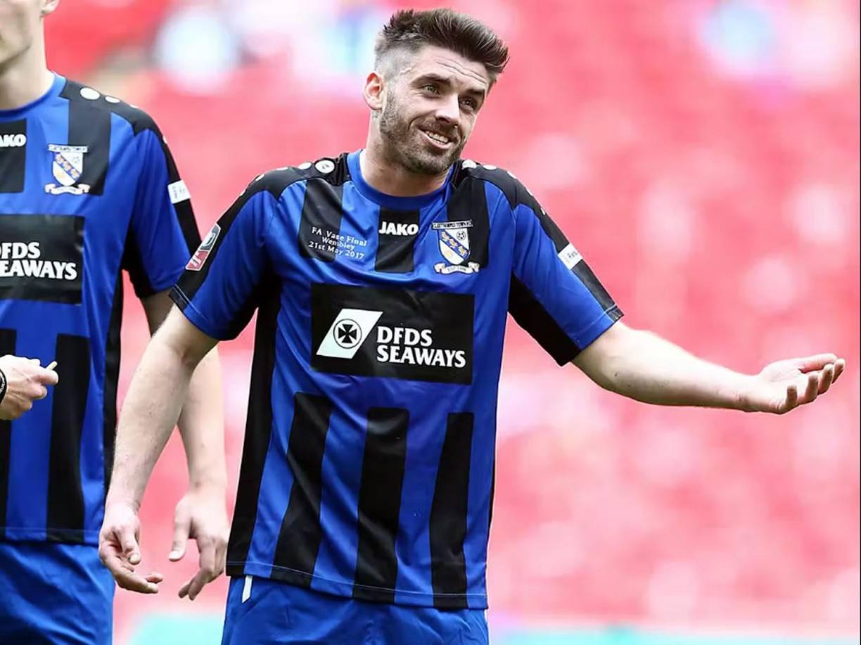 Liam Davis - El jugador inglés, que militó en categorías regionales, hizo pública su homosexualidad a los 23 años, cuando jugaba en el Gainsborough Trinity. Jugó recientemente para el club Torquay United, de la quinta división de Inglaterra.