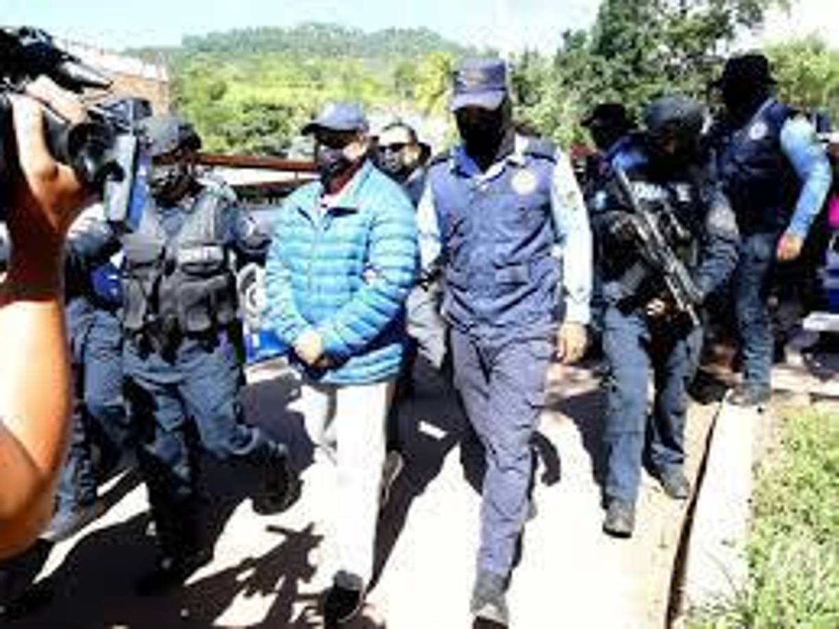 El cargo tres se refiere a su participación en “una conspiración para usar y portar ametralladoras y dispositivos destructivos durante y en relación al delito de tráfico de drogas imputado en el cargo uno, y poseer ametralladoras y dispositivos destructivos ,en violación del Título 18 del Código de Estados Unidos”.