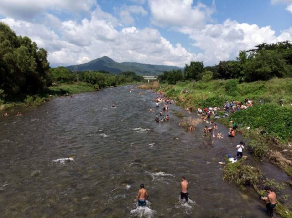 Vista aérea de los migrantes hondureños que participan de la caravana que se dirige a los EEUU.