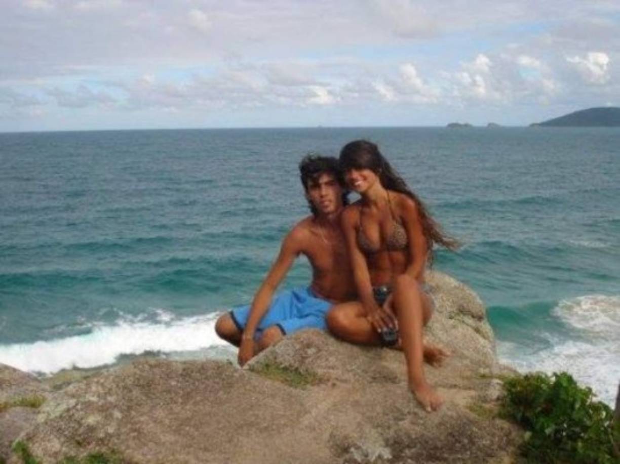 El chico con el que salió Antonela, cuando Messi se fue a Barcelona.