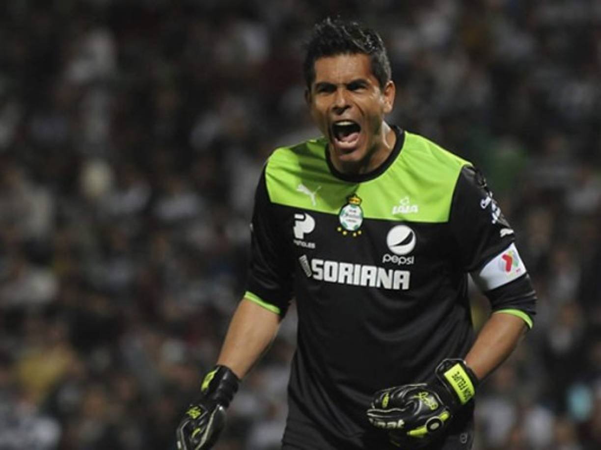 Oswaldo Sánchez, hace 10 años era el mejor portero de México pero nunca se concretó su fichaje con algún europeo. Incluso sonó para jugar en Brasil pero tampoco logró salir.