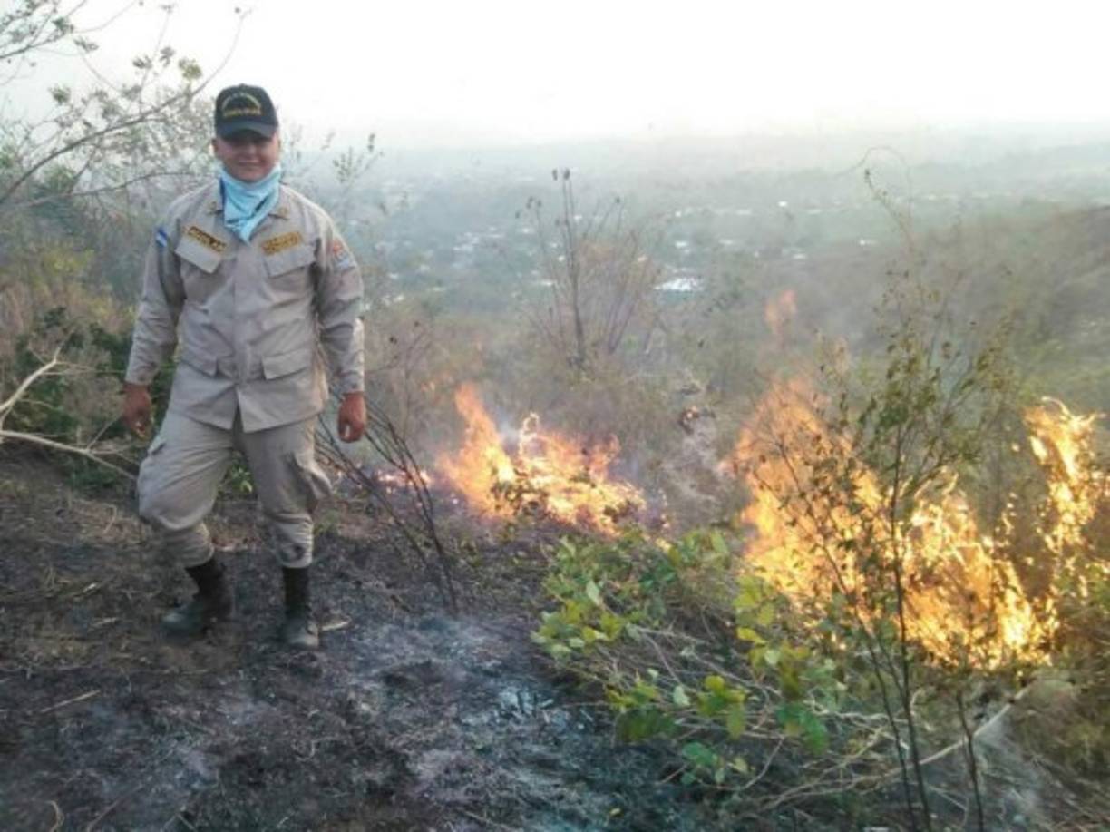 “Fue un héroe desde que estaba en el vientre porque logró quedarse cuando yo no podía tener hijos”, comentó la madre del bombero voluntario Óscar Josué Aguilar, quien murió electrocutado el pasado sábado tratando de sofocar un incendio en una zacatera. Hacía apenas un mes había logrado rescatar a tres personas que se estaban ahogando en el río Ulúa cuando fue víctima de una descarga de 4,300 voltios cerca de la estación de bomberos a la cual estaba asignado. Maicito, como le decían por cariño, ingresó a esa estación de Villanueva cuando apenas tenía once años. Allí puso a prueba su espíritu humanitario, que manifestó desde que estaba muy pequeño.