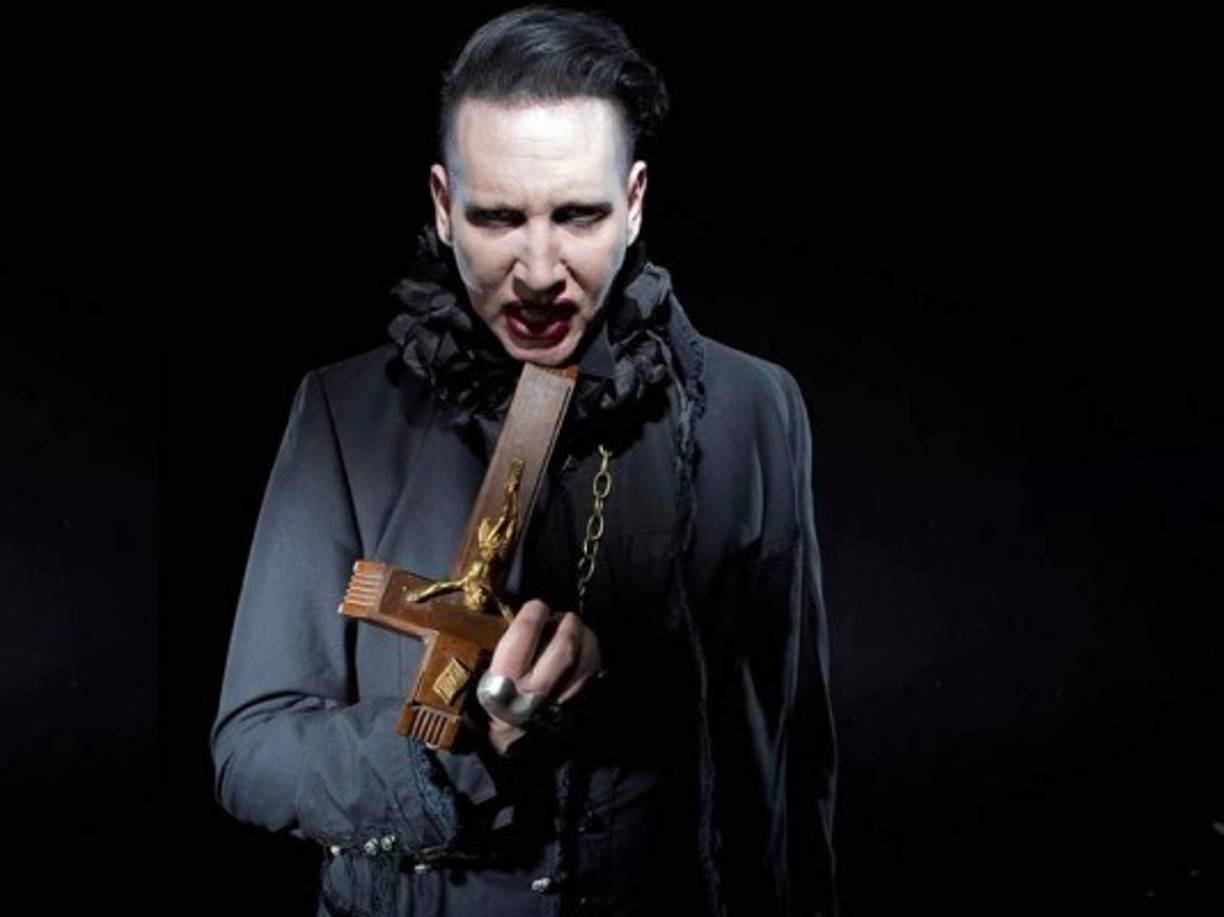 2. Marilyn Manson: El excéntrico cantante ha dejado claro su gusto por lo oscuro, sumado a esto, en 1994 Anton LaVey, creador de la Iglesia de Satán, nombró a Marilyn Manson reverendo por su labor de difusión del satanismo.<br/><br/>Hay que dejar claro que él no lo ha admitido directamente, pero sus shows rayan en lo satánico.<br/>