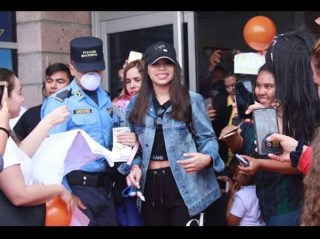 'La reina de Honduras' fue constodiada por las autoridades, pero se tomó el tiempo para compartir con sus seguidores.