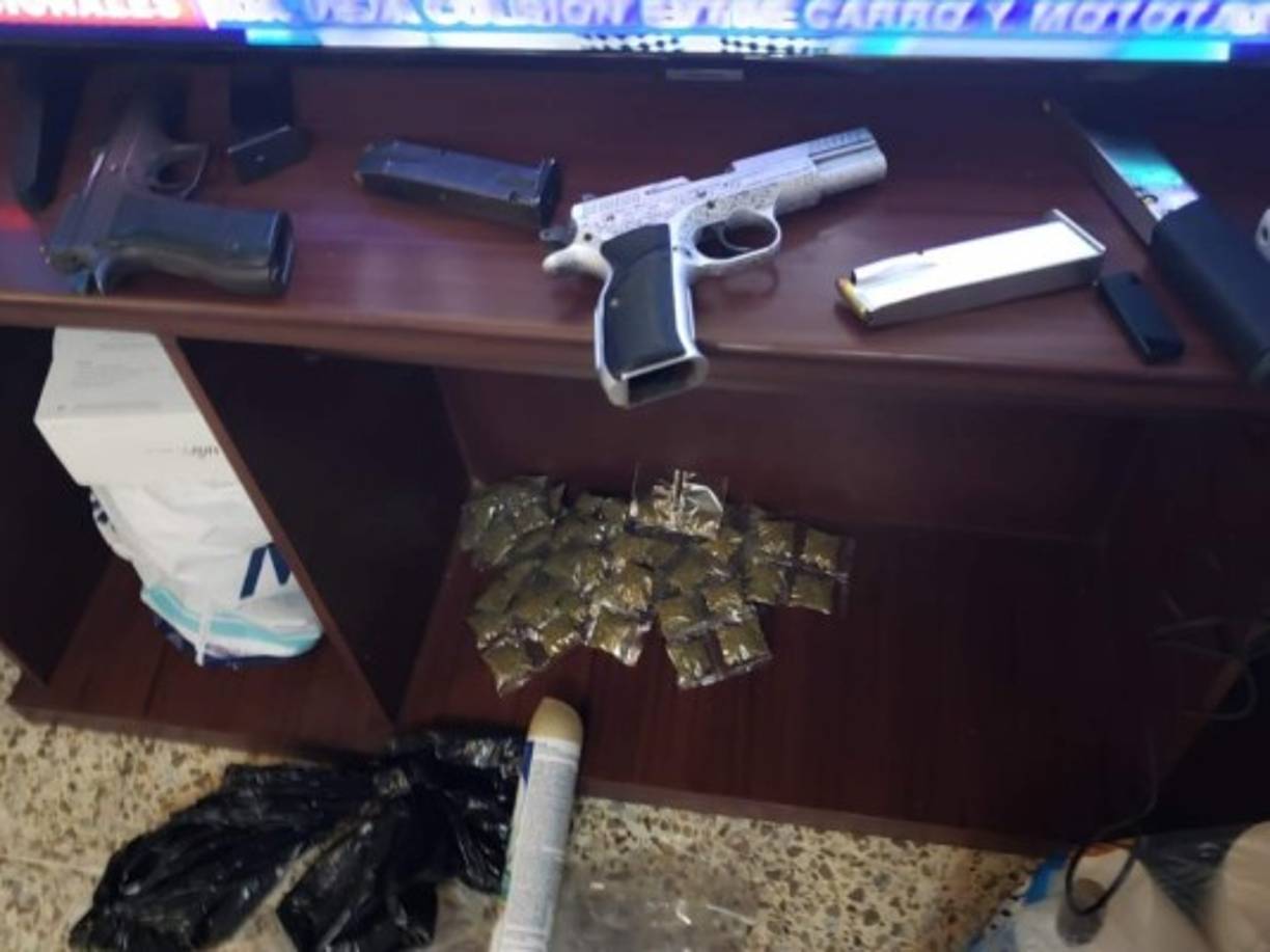 Se calcula que fueron más de 300 bolsitas con marihuana las que se encontraron en la casa. También se hallaron armas.