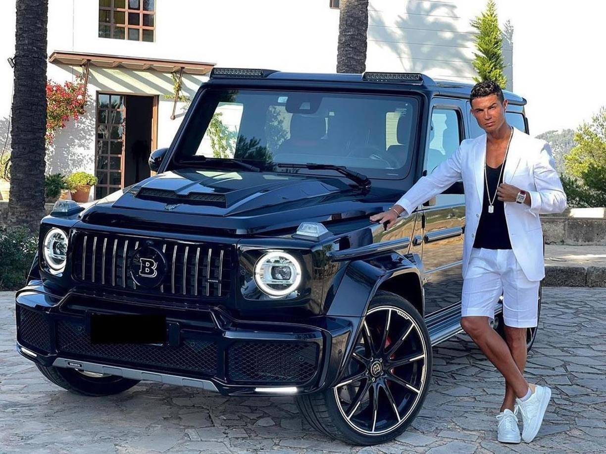 Mercedes-Benz Clase G 63 AMG Brabus 800 - El futbolista portugués presentó este impresionante todoterreno de 800 CV en agosto de 2021. Es un Mercedes Clase G 63 AMG preparado a lo grande por la empresa alemana Brabus. Está valorado alrededor de 330.000 euros antes de impuestos.