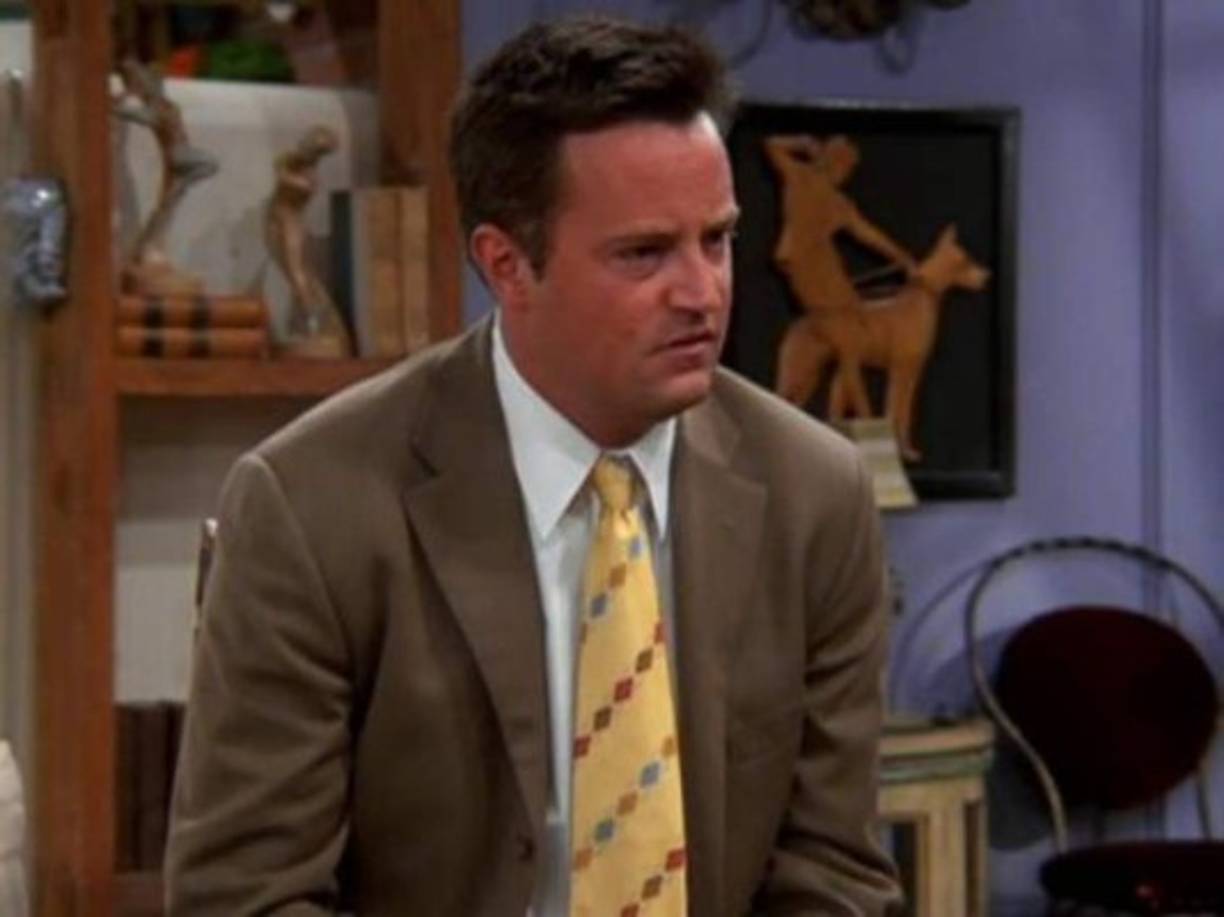 Matthew Perry adelgazó mucho durante una época en la serie debido a su adicción a los fármacos. El actor afirmó en una entrevista que estuvo a punto de morir, 'pero ellos estaban ahí (todo el elenco de Friends), fueron a mi casa y estuvimos sentados tomando café. Gracias a su apoyo salí adelante. Somos amigos'.