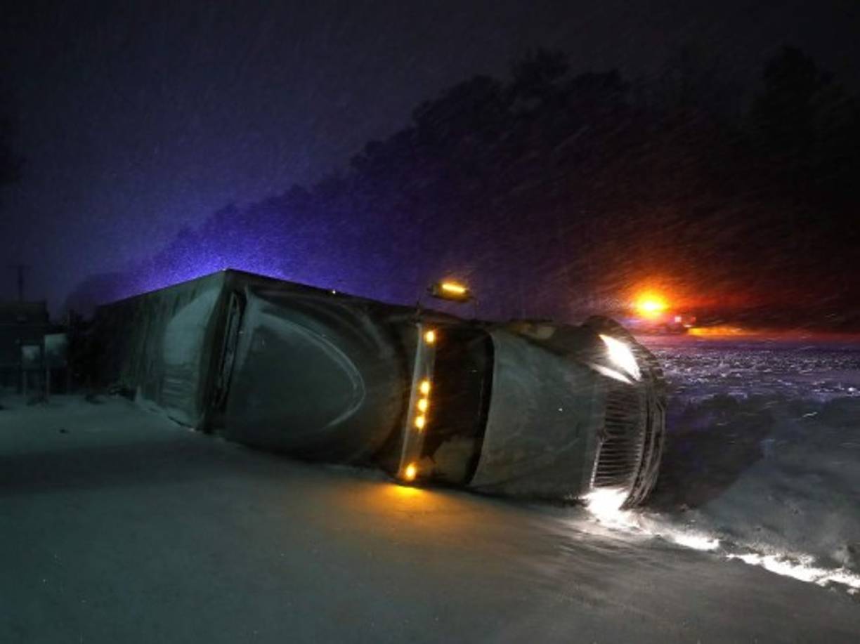 Un trailer se volcó en una autopista de Georgetown, Delaware. Las autoridades han pedido a los ciudadanos que eviten salir de casa para prevenir accidentes por las fuertes nevadas.