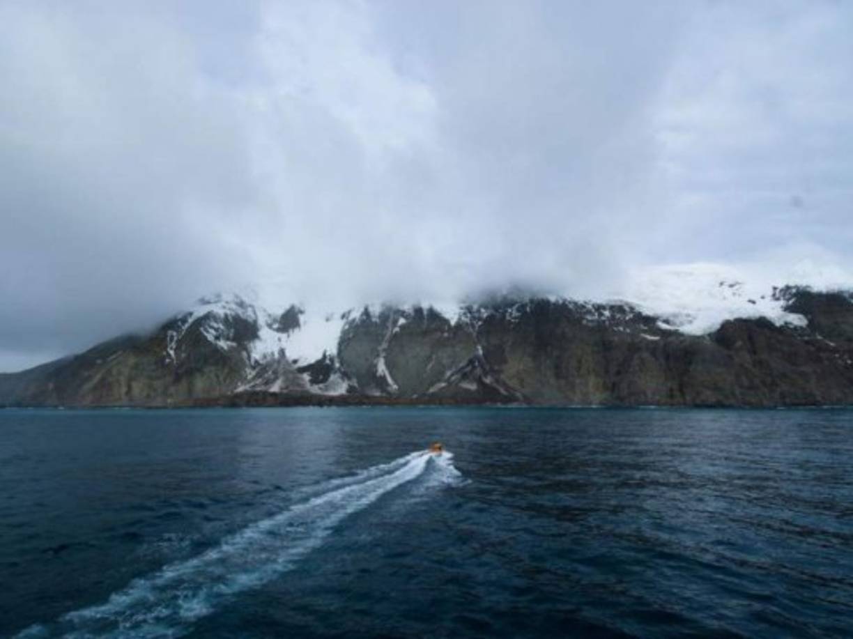 La isla Bouvet se situa en Noruega, es una isla volcánica inactiva, se le considera el lugar más remoto de la tierra.
