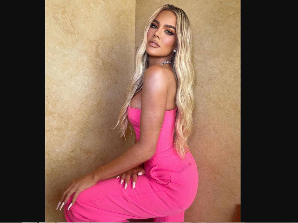 “Llamé al Dr. Garth Fischer, un querido amigo de mi familia y uno de los mejores cirujanos de Beverly Hills que sabía que cuidaría increíblemente de mi cara. Así que, aquí estamos, seguirán viendo mis vendajes y cuando se me permita, probablemente verán una cicatriz (y una hendidura en mi mejilla por la extirpación del tumor) pero hasta entonces espero que disfruten de lo fabulosos que hago ver estos vendajes de la cara (emojis de corazón)”.