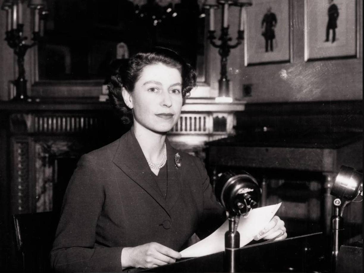 Su día a día era una rutina de estudio de los expedientes gubernamentales -transmitidos en las famosas cajas rojas-, entrega de recompensas, recepciones e inauguraciones de todo tipo.