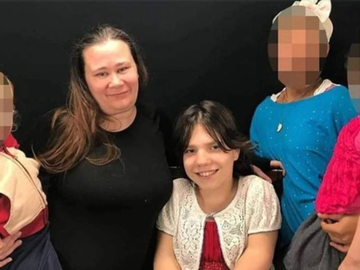 La niña con enanismo que fue abandonada por sus padres adoptivos tuvo un nuevo comienzo al lado de una familia cristiana muy devota que vive en Indiana, Estados Unidos.