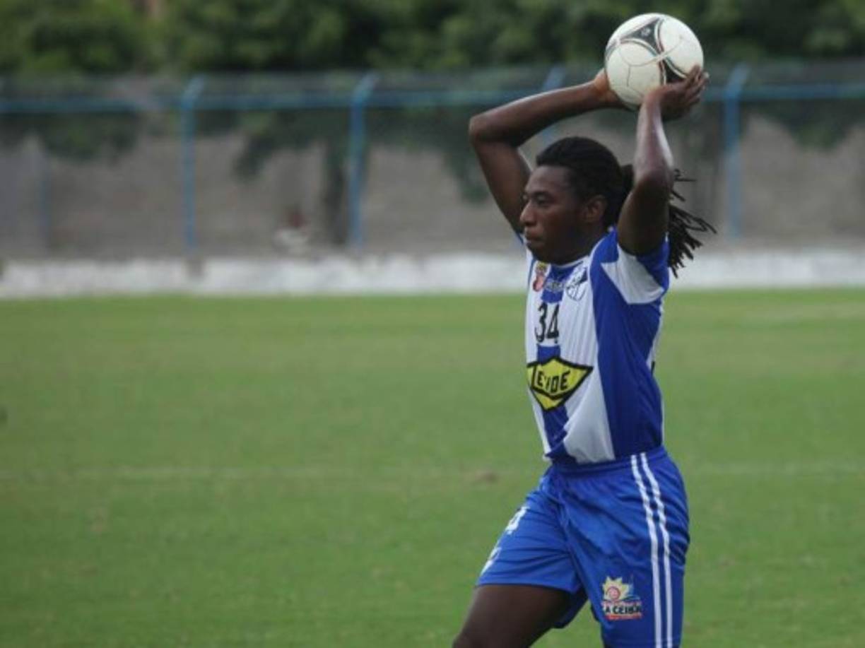 Julio César el 'Pungui' Suazo trabaja en las divisiones inferiores del Victoria como entrenador. Tiene 37 años.