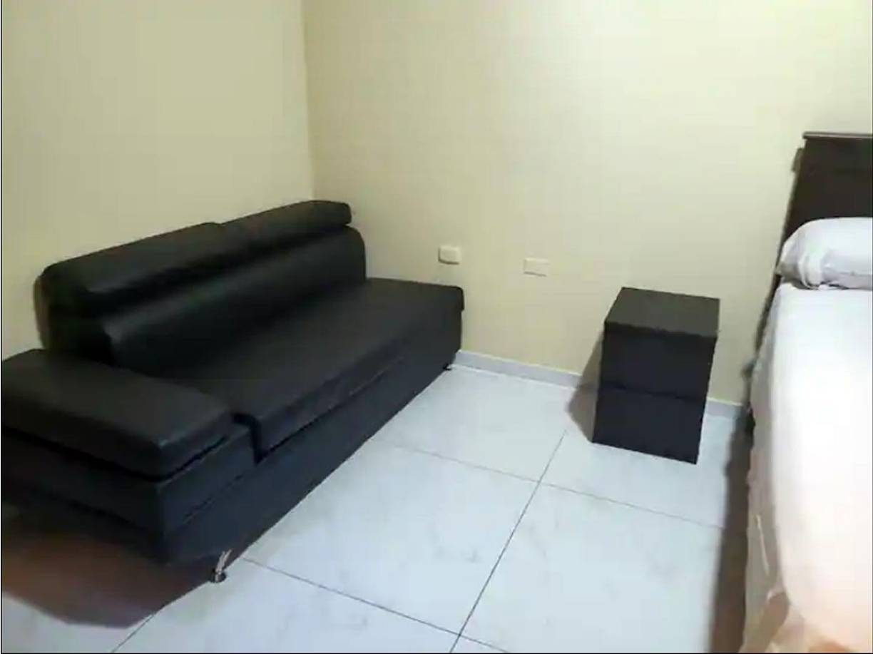 Este sofá cama se encuentra en una de las habitaciones de la mansión.