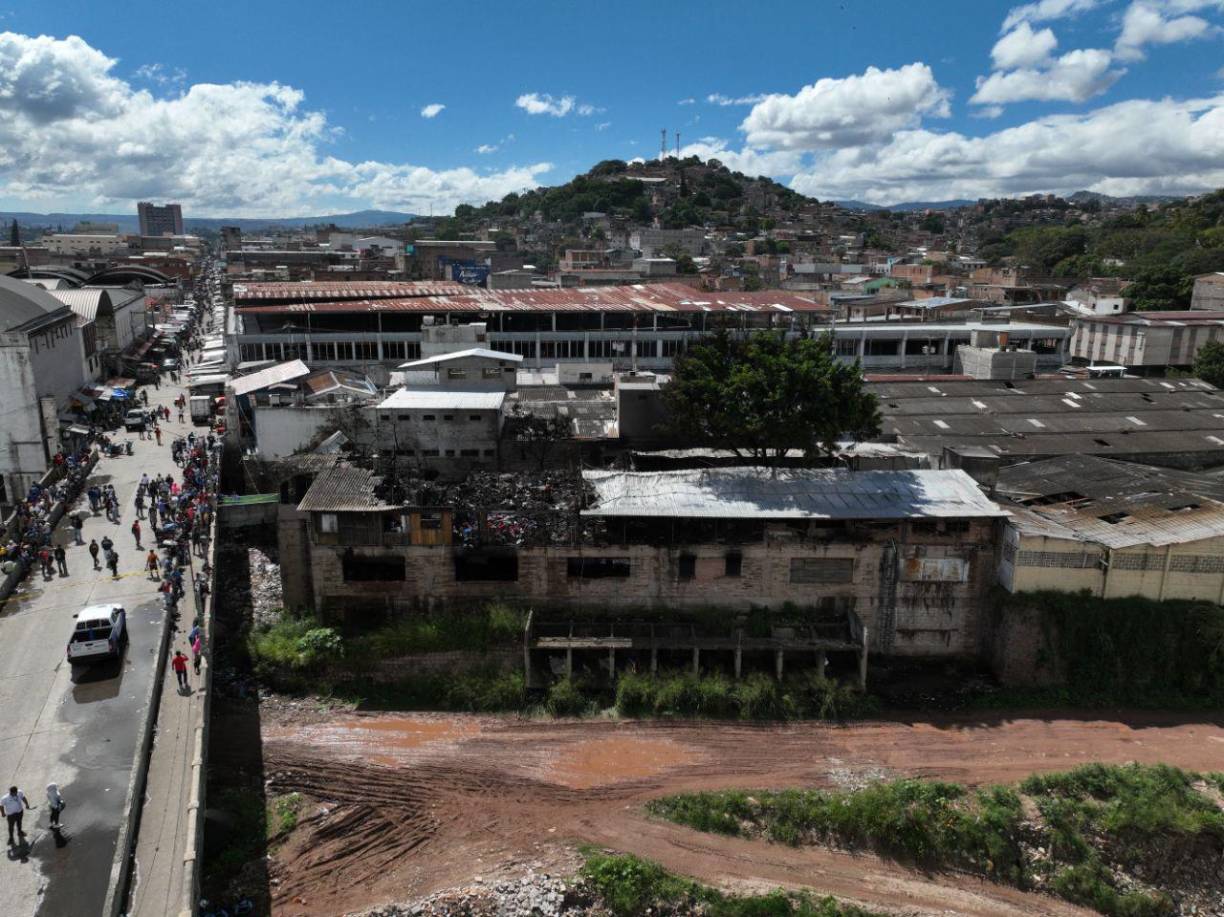 Cenizas y sueños apagados: las imágenes del incendio en mercado capitalino