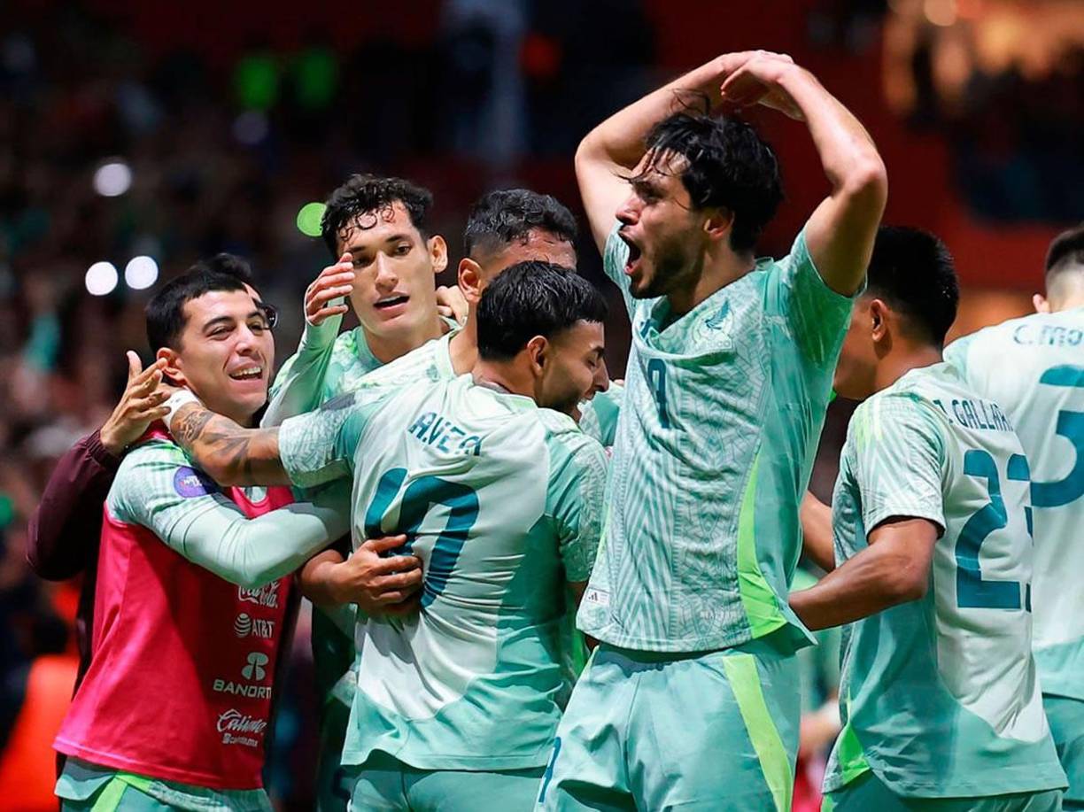 Los jugadores de México celebrando uno de los goles de Henry Martín contra Honduras.
