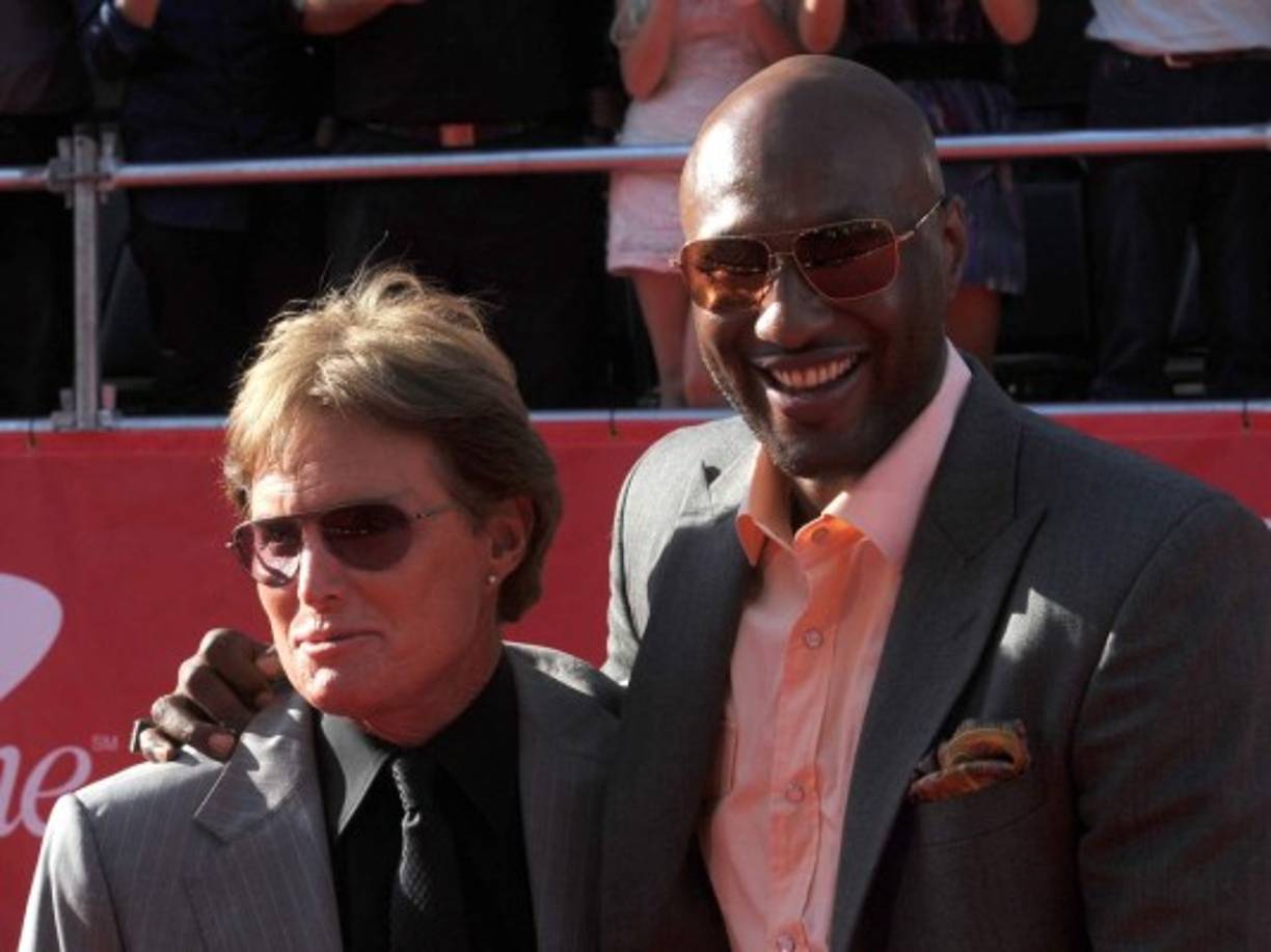 Lamar Odom ha estado muy unido a la familia Kardashian. En esta foto de archivo, junto a Bruce Jenner, quien ha expresado su muestra de apoyo al jugador y su familia.
