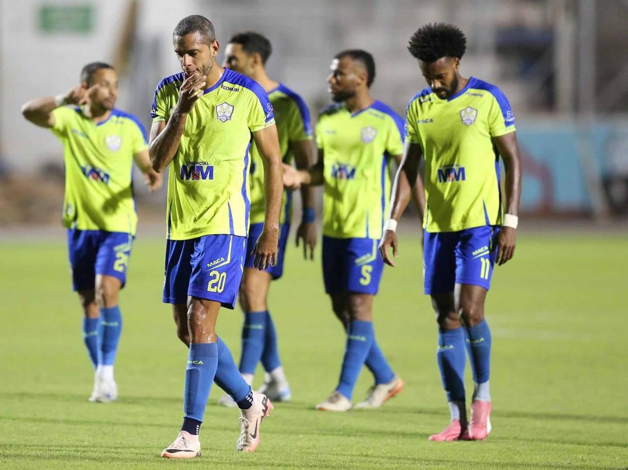 La tristeza de los jugadores del Potros del Olancho FC tras la primera derrota de la era de Ramón ‘Primitivo‘ Maradiaga.