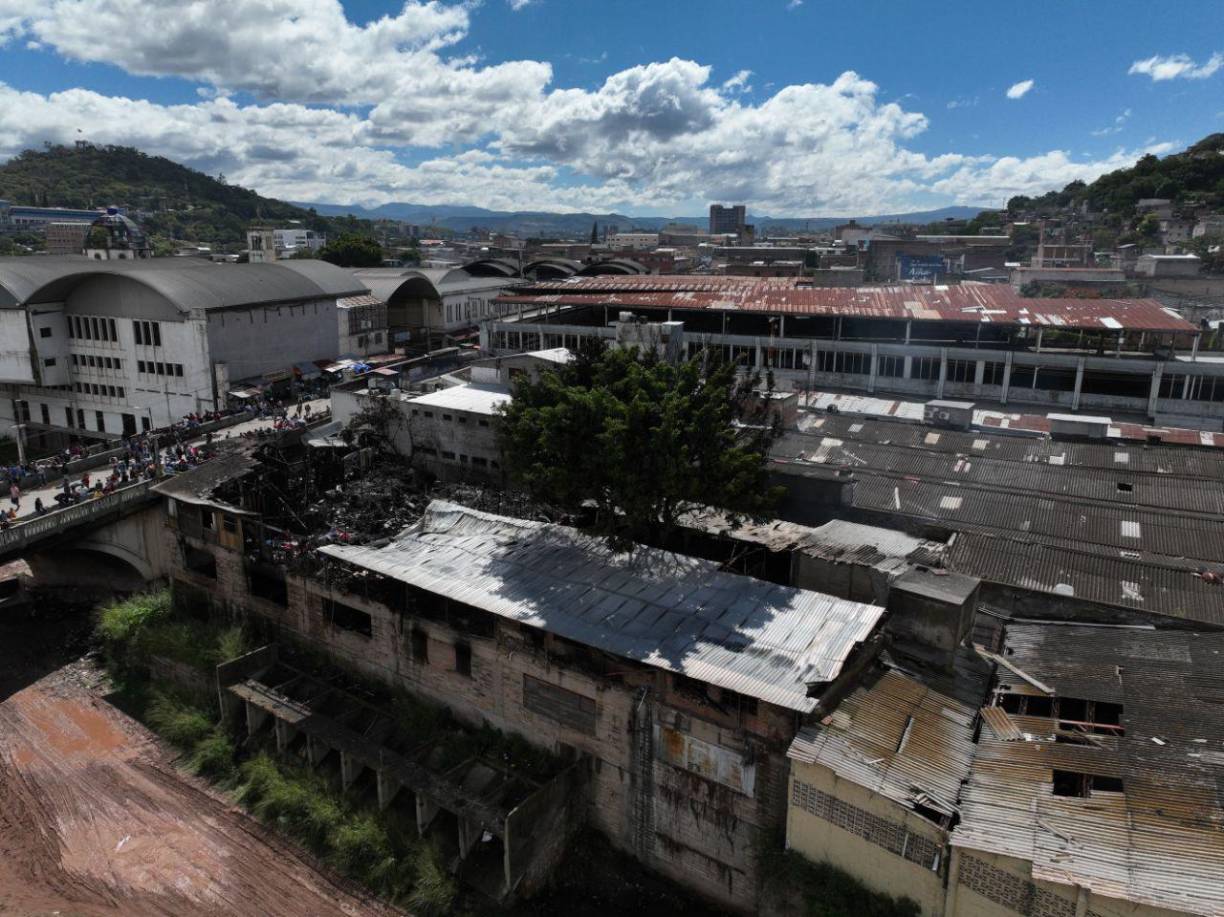 Cenizas y sueños apagados: las imágenes del incendio en mercado capitalino