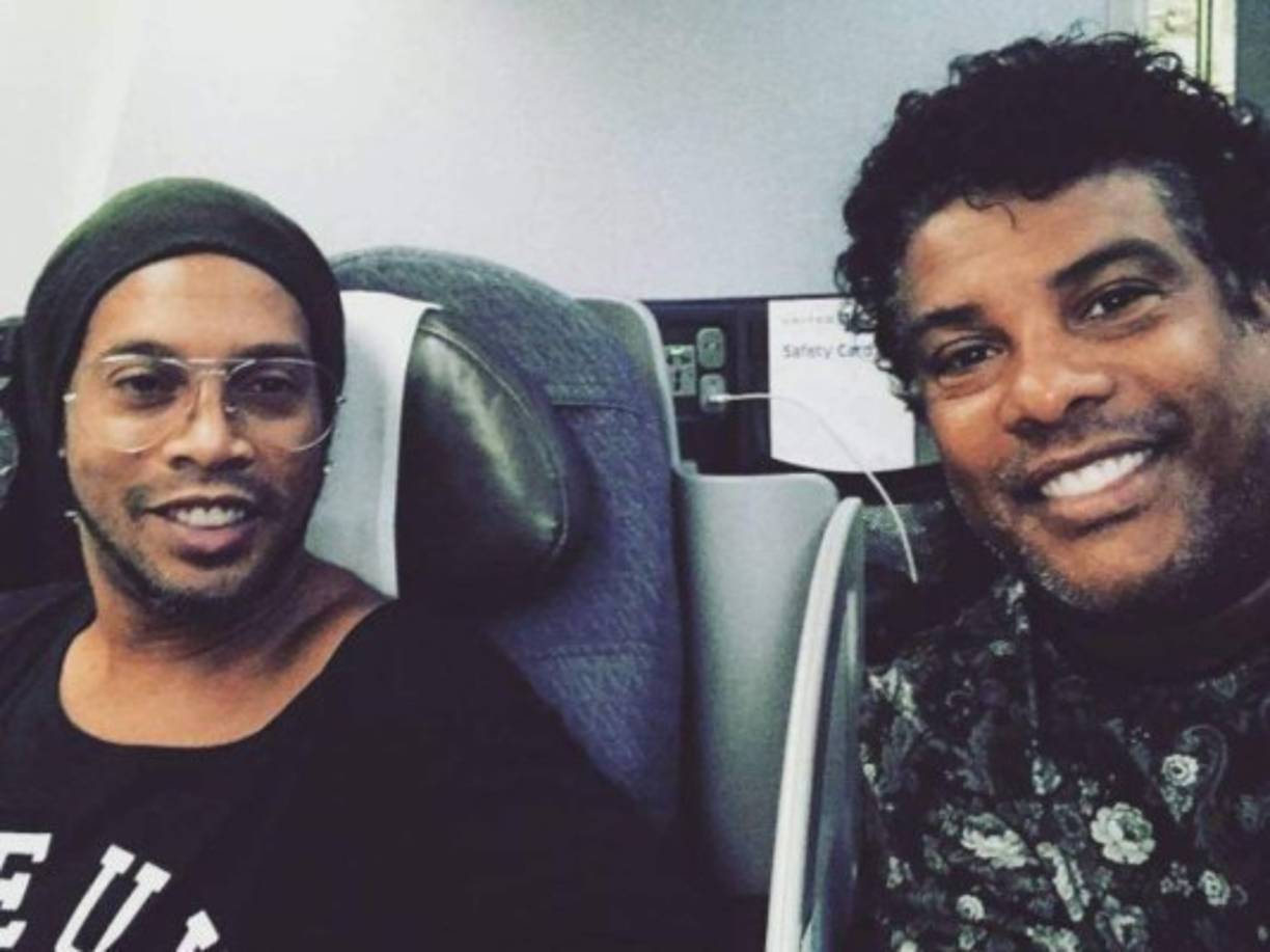 10. Ronaldino tiene un avión privado Embraer Phenom 100 valorado en 2,9 millones de euros.