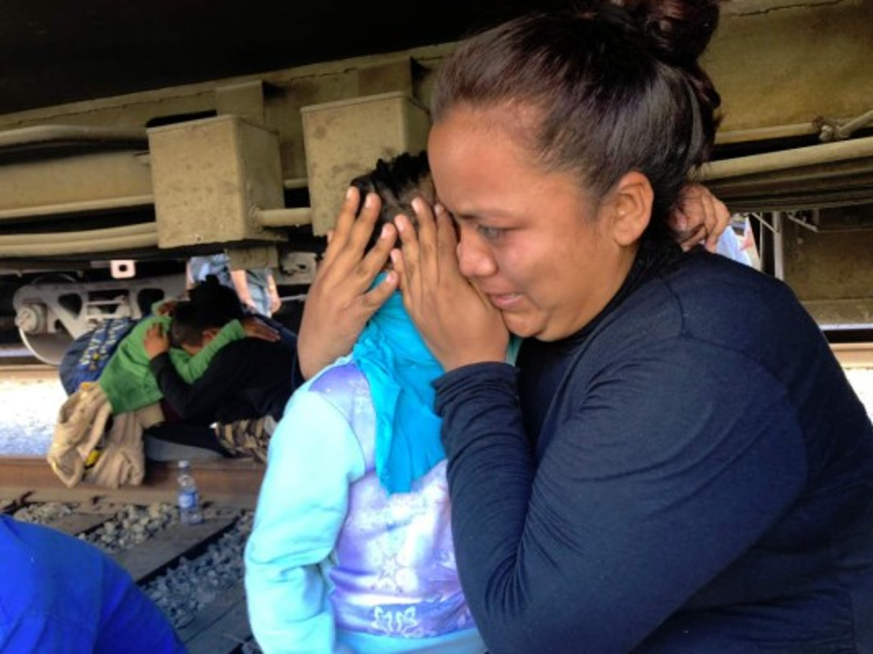 La multitud trataba de protegerse de los gases cubriéndose el rostro mientras que las madres auxiliaban a los niños.