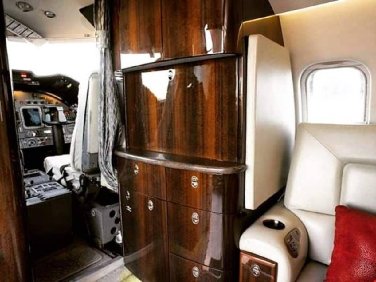 Cada detalle está cuidadosamente pensado, incluso la cabina del piloto posee una decoración acorde.