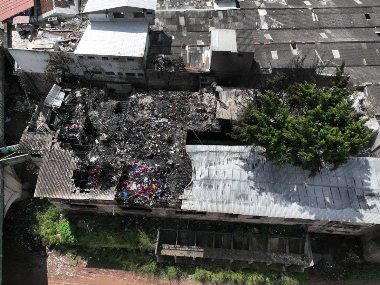 Cenizas y sueños apagados: las imágenes del incendio en mercado capitalino