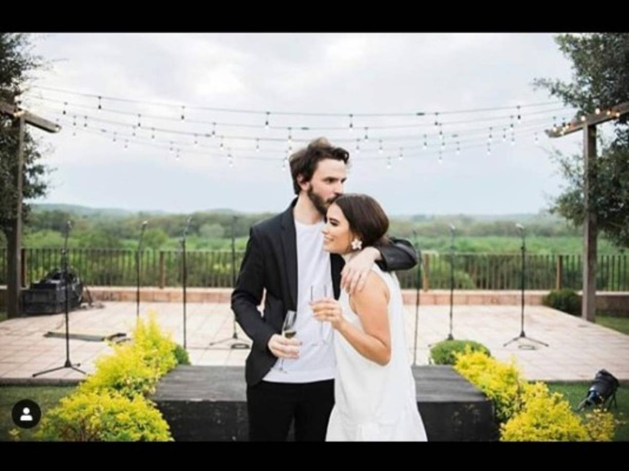 Melissa también colgó esta imagen en redes sociales de lo que fue su boda civil. Una ceremonia muy íntima al aire libre.