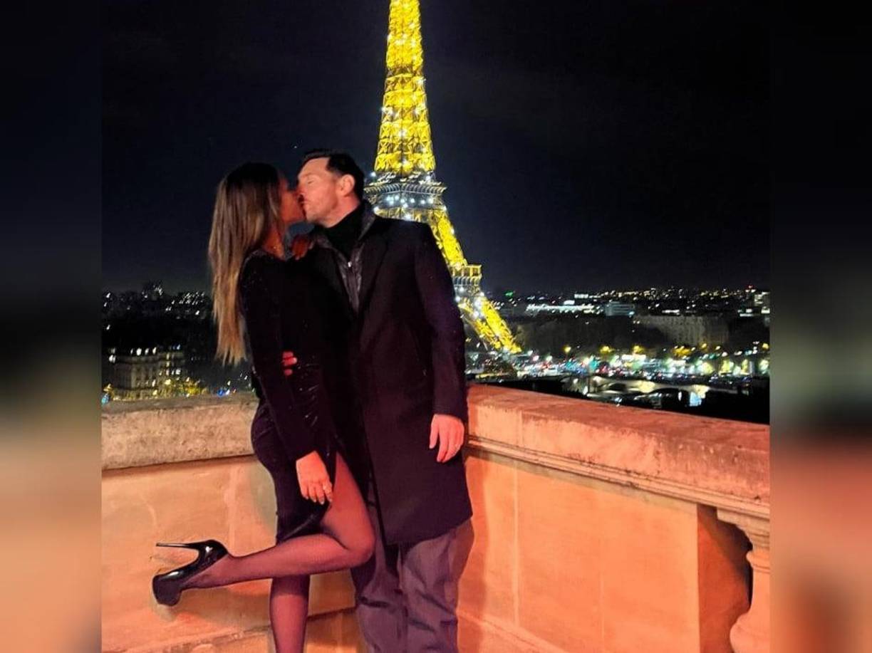 Messi y Antonela se dieron un tremendo beso en el lugar que han escogido para pasarle a lo grande en París.