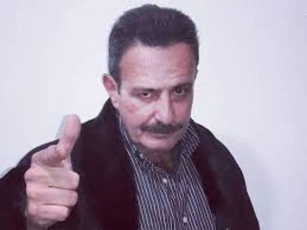 Carlos Miguel fue uno de los actorespredilectos del productor Emilio Larrosa, quien se caracterizó por exponer en sus telenovelas conflictos sociales, como emigración (Dos mujeres, un camino), drogadicción (Soñadoras), prostitución adolescente y pedofilia (Las vías del amor) y la tala indiscriminada de árboles (Mujer de madera), de las cuales, en la mayoría tuvo presencia Carlos Miguel.<br/><br/>