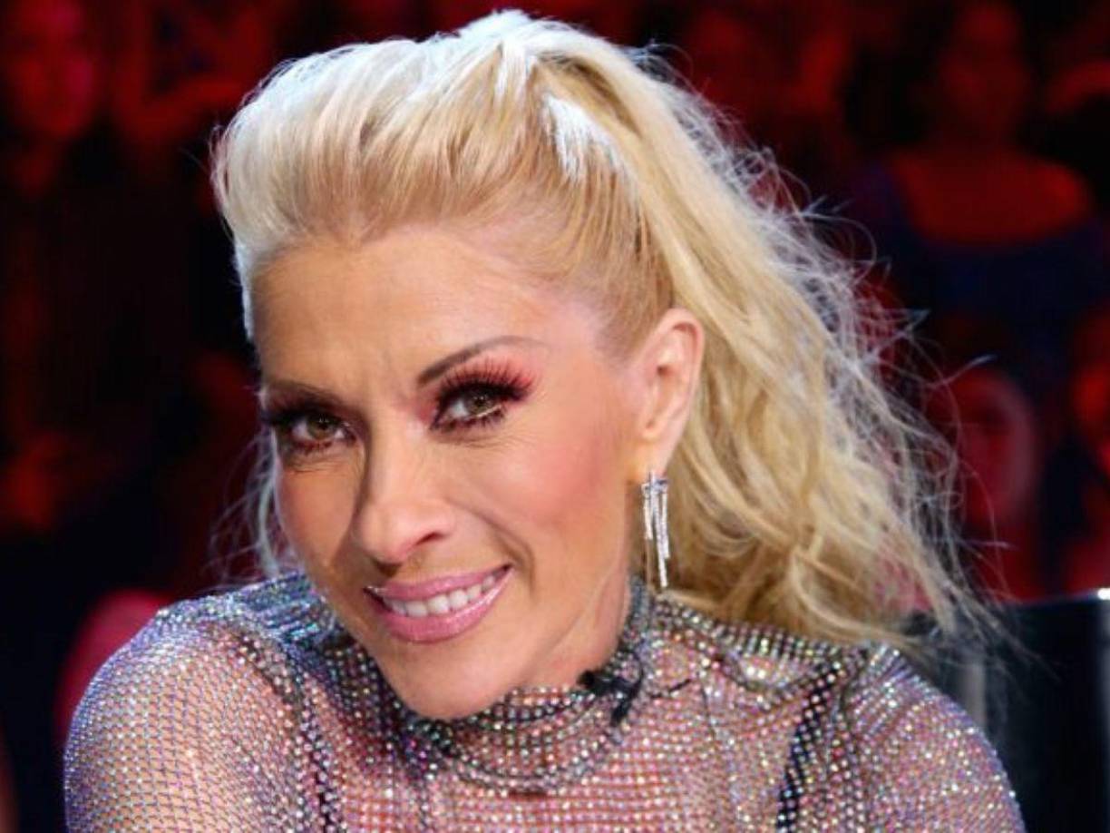 La cantante asegura que contrajo una enfermedad por contacto sexual que ‘casi la mata’.