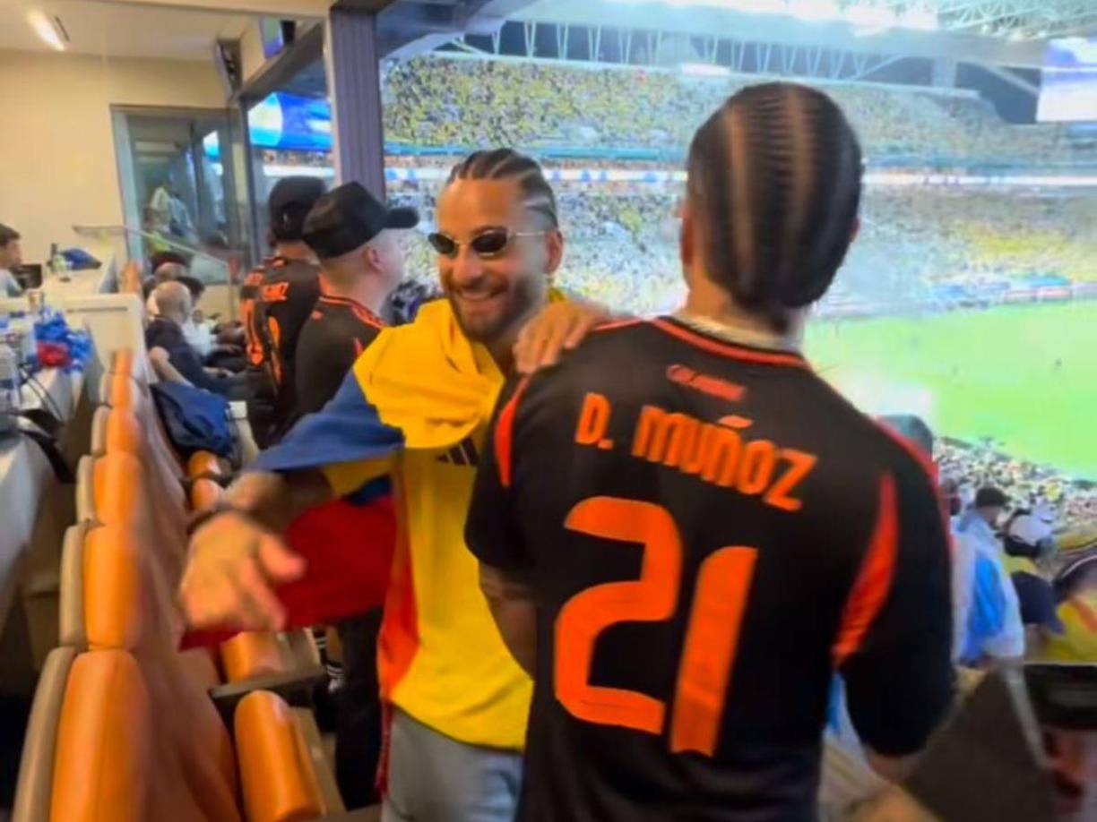 Sin embargo, no todo fueron aplausos para el cantante, ya que en redes sociales se dividieron las opiniones, algunas al asegurar que su comportamiento es comprensible, otros que no debió actuar de tal forma y algunos más burlándose del reguetonero.