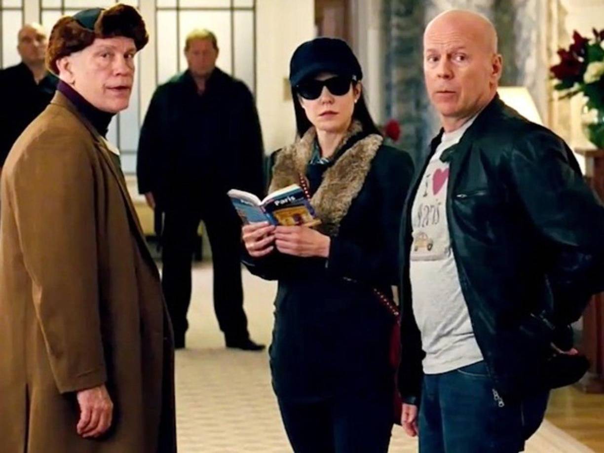 RED (2010): La historia gira entorno a un ex agente de la CIA retirado y vuelve a la acción cuando unos asesinos intentan matarle. Es una explosiva comedia de acción basada en la novela gráfica de culto de DC Comics, escrita por Warren Ellis e ilustrada por Cully Hamner. Participan también Morgan Freeman, John Malkovich y Helen Mirren. Puede verla en Netflix y Prime 