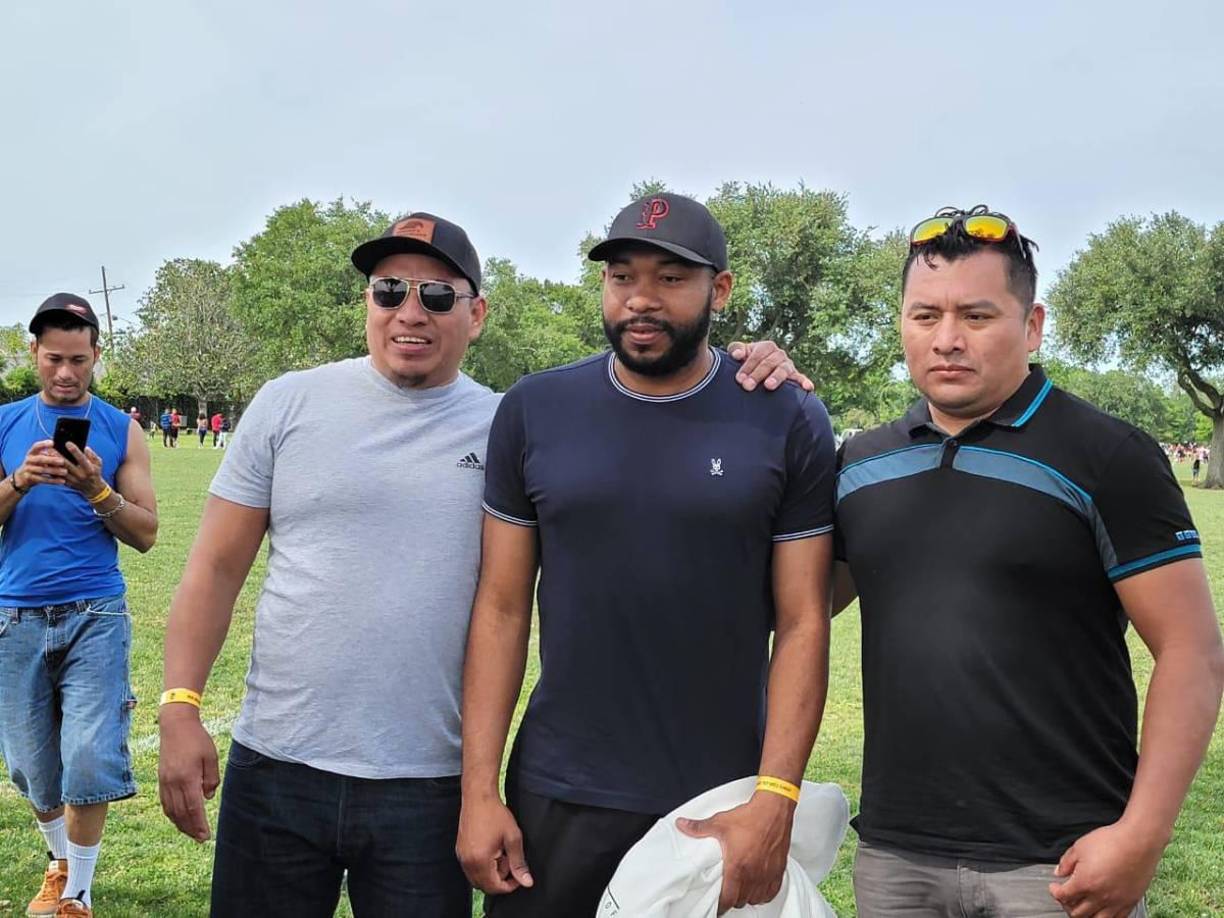 Varios catrachos en New Orleans aprovecharon a tomarse fotografías con el exfutbolista, Wilson Palacios.
