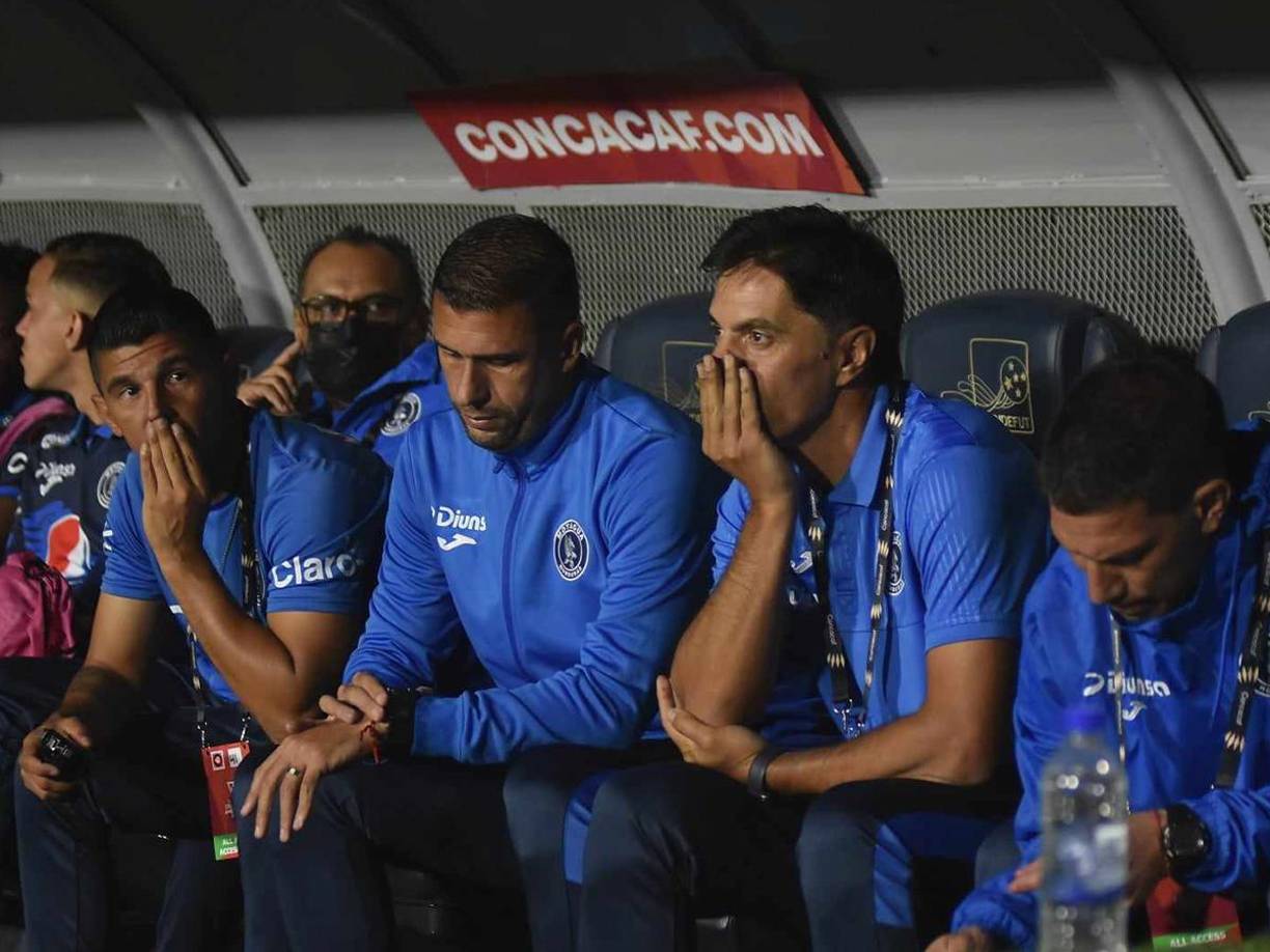 César Vigevani se mostró nervioso antes del pitazo inicial. Fue el debut del argentino en el banquillo del Motagua en la Copa Centroamericana. 