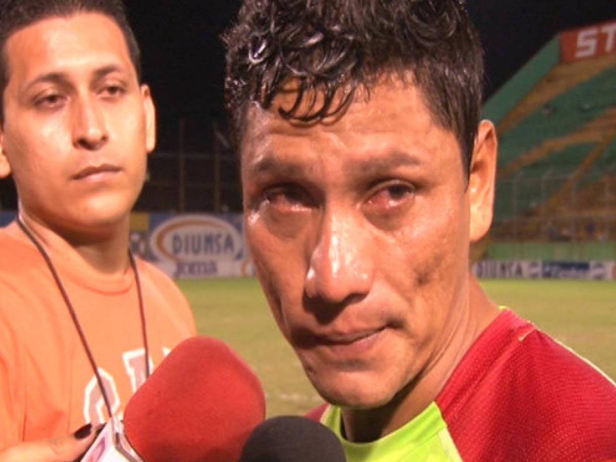 Además de ganar títulos, en el 2014 el exfutbolista estuvo a punto de descender con Marathón y son recordados sus lágrimas tras un 4-0 sufrido ante Olimpia en el estadio Morazán. Óscar Bonilla en ese entonces se mostró desesperado por el mal momento del club verde.