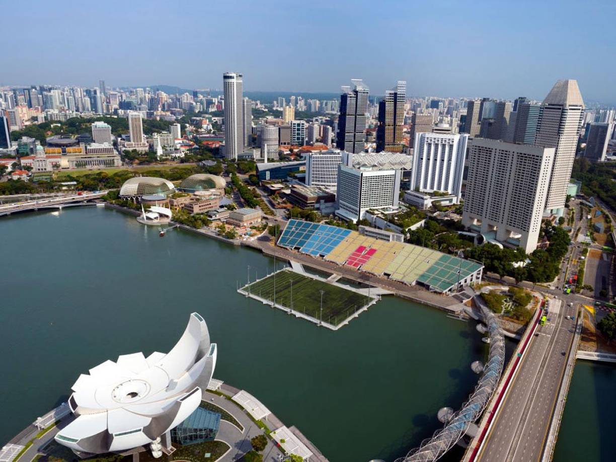 El Float At Marina Bay Stadium se sitúa en pleno centro de la ciudad de Singapur, en la que el césped está sobre el agua, y la tribuna, con capacidad para 30.000 personas, se ubica en tierra.