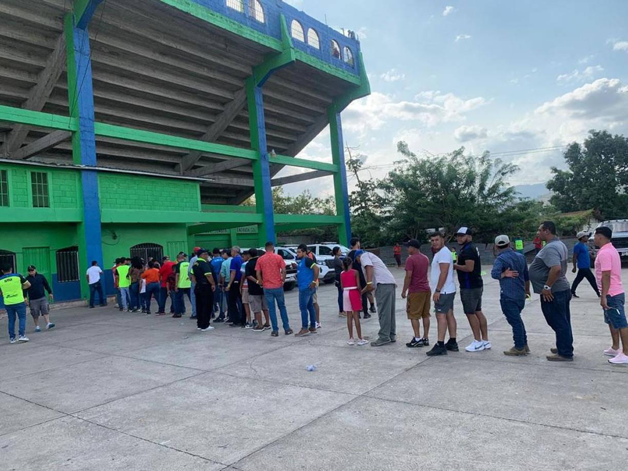 Los amantes al deporte se dieron una cita para disfrutar de una tarde de fútbol en el estadio Juan Ramón Brevé Vargas.